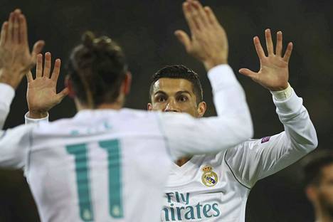 Cristiano Ronaldo ja Gareth Bale juhlivat maalia.