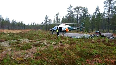 Pariskunnan etsinnöissä on mukana myös rajavartioston helikopteri.