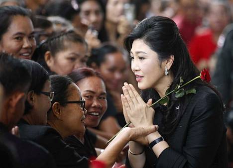Entinen Thaimaan pääministeri Yingluck Shinawatra teki perinteisen tervehdyksen saapuessaan oikeuteen kesäkuussa.