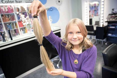 Pinja Niemeltä leikatuista hiuksista tehdään peruukkeja lapsille, jotka ovat menettäneet hiuksensa.