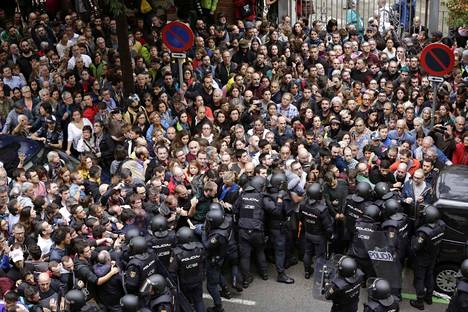 38 ihmistä on loukkaantunut Katalonian itsenäisyysäänestyksessä, kun poliisi otti kovat otteet käyttöön.