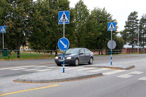 Risteys kaipaa kevyen liikenteen keskisaarekkeita - Satakunta - Satakunnan  Kansa