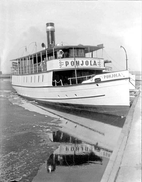 Pohjola-laiva näytti näin upealta huhtikuussa vuonna 1935 Mustalahden satamassa. Viime viikolla Pohjolan hylky myytiin romutettavaksi.