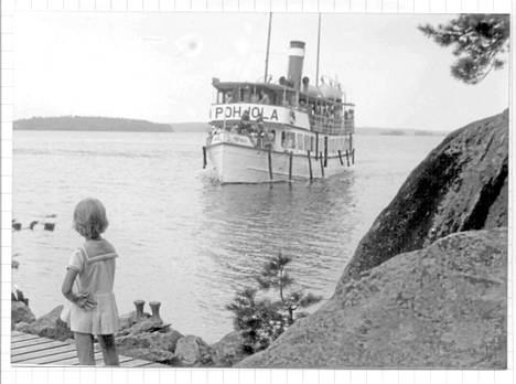Pohjola saapui täynnä matkustajia Kalelan satamaan Ruovedellä 1970-luvun alussa.
