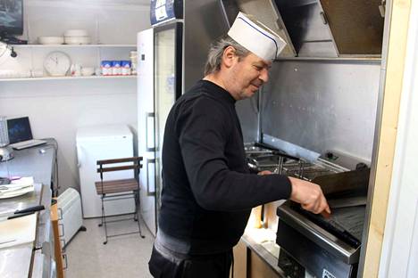 Yilmaz Giray loihtii grilliherkkuja.