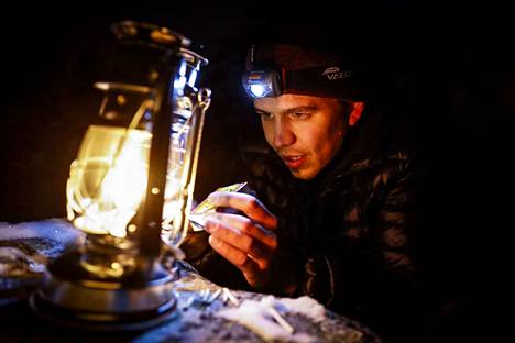Kuun valaisema talvimaisema on kaunis kuvauskohde, ja öljylampuilla saadaan pimeyteen taikaa, kertoo revontuli- ja pimeäkuvausretkiä järjestävän Arctic Beyondin toimitusjohtaja Juho Uutela.