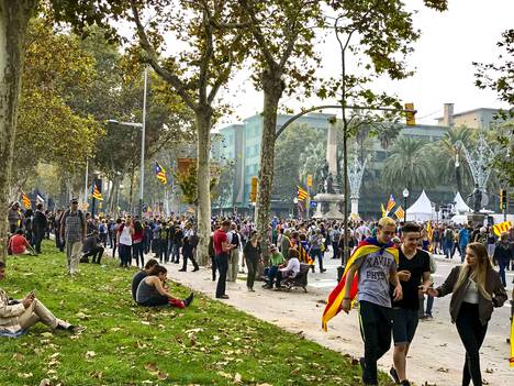 Katalonian itsenäisyyttä kannattavat ihmisjoukot juhlivat perjantaina. Yöllä Barcelonassa oli levottomuuksiakin, mutta nyt tilanne on rauhallinen.