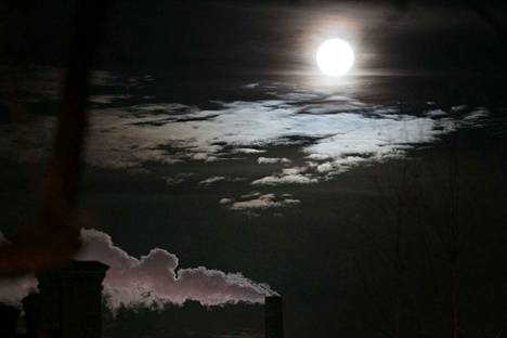 Hämmentävän kaunis ja suuri kuu loistaa parhaillaan Tampereen taivaalla –  Täysikuu vain tuntien päässä - Uutiset - Aamulehti