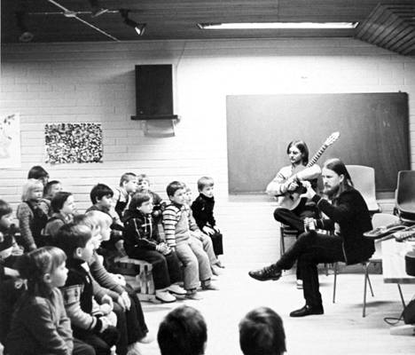 Asa Turko ja Rauno Nieminen viihdyttivät lapsia soitollaan Vilpunpäivillä.