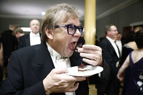 Mikko Alatalo lähti rohkeasti maistamaan Linnan juhlissa tarjoiltua mustamakkaraherkkua.