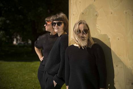 Porin Kulttuurisäätö-kollektiivin jäsenet Anna Jensen, Eliisa Suvanto ja Anni Venäläinen poseerasivat kesällä Totuus Suomesta -näyttelyn äärellä. Näyttelyssä oli mukana sata taiteilijaa A4-kokoisilla teoksillaan.