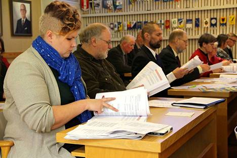 Valtuutetut (edessä Anu Ahosmäki vas.) syventyivät sopuisasti vuoden viimeiseen valtuuston kokoukseen ja hyväksyivät kunnan ensi vuoden ylijäämäisen talousarvion kehujen kera.