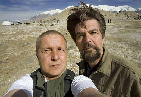 Raine ja Matti taustalla Pamir-vuoristoa. Takana häämöttää Pakistan.