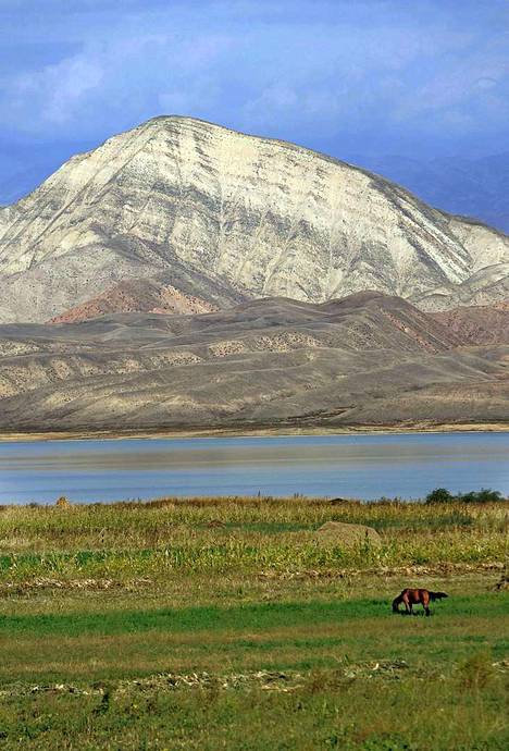 Kirgisia on laidunta, vettö, vuoria ja taivasta.