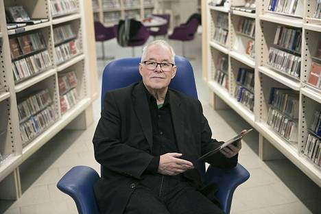 Timo Ruottinen on elementissään kirjaston levyosastolla. Hänelle tärkeä paikka oli Vanhan kirjastotalon musiikinkuunteluhuone, mutta kehuja saa Metsokin.