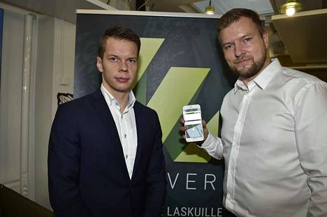 Lindorffin kaupallinen johtaja Juho Ylinen ja Kleverin teknologiajohtaja Jyrki Juuti lanseerasivat yhtiöiden uuden laskujen maksuyhteistyön keskiviikkona Helsingissä.