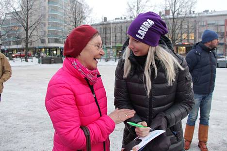 Lauraa ei voi lähteä katsomaan ilman ripsiväriä