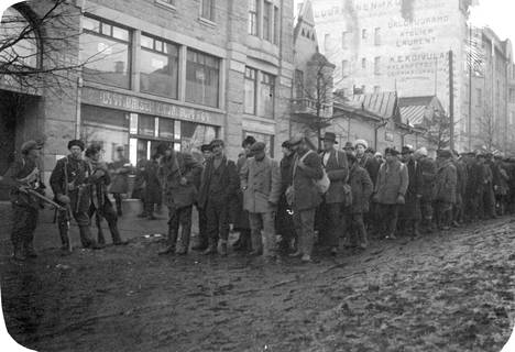 Vuonna 1918 turhautuneet ja jääräpäät suomalaiset kävivät toistensa  kimppuun - Uutiset - Aamulehti