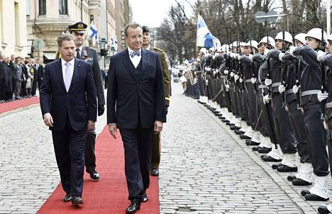 Sauli Niinistö ja Toomas Hendrik Ilves antoivat rehellisen tuntuiset kuvaukset turvallisuuspolitiikasta vuonna 2016. Kuvassa he ovat Helsingissä vuonna 2014.