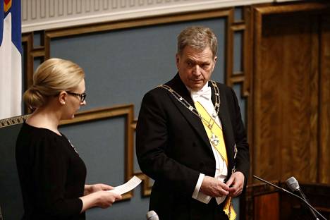 Tasavallan presidentin virkaanastujaisjuhlaa vietettiin tänään eduskunnassa. Presidentti Sauli Niinistö kuuntelee eduskunnan puhemiehen Maria Lohelan puhetta.