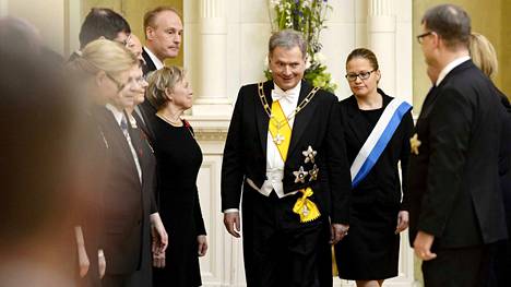 Tasavallan presidentti Sauli Niinistö esiintyi rentoutuneen oloisena kätellessään valtion johtoa Presidentinlinnassa virkaanastujaisissaan torstaina.