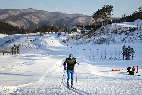 Näissä maisemissa kisataan ensi viikosta lähtien talviolympialaisissa. Etelä-Koreassa. Kirjoittajien mukaan politiikka on taas vahvasti mukana olympiaurheilussa.
