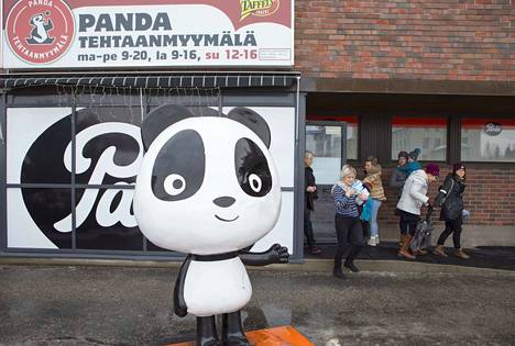 Pandan karkkitehtaalla Vaajakoskella käy vuosittain satojatuhansia kävijöitä. Heitä tervehtii pihalla pandahahmo.