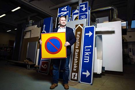 Tulostamalla suureksi. ”Tulostintekniikkamme mullisti liikennemerkit”, Normiopasteen toimitusjohtaja Tommi Saarni sanoo. Hänen mukaansa yrityksen tulostimella voisi teettää kaikki Suomen liikennemerkit.
