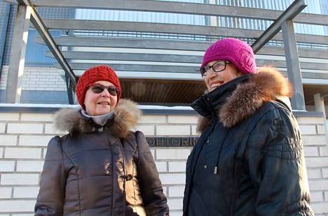 Annikki Kulmalan ja Marja-Liisa Kallion mielestä kylään voi viedä tuliaisina jotain pientä. Tärkeintä on, että muistaa isäntäväkeä jollain tavoin.