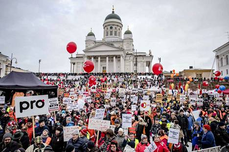 Aktiivimallia vastaan osoitettiin mieltä Helsingissä helmikuun alussa.