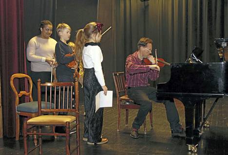Ennen oppilaskonsertin alkua viulunsoiton opettaja Aarne Miettinen viritti Elviira Onnin viulua. Vuoroaan odottivat Yvette Nzeza ja Pauli Salminen.