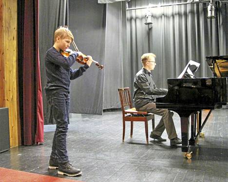 Pauli Salminen soitti tiistain oppilaskonsertissa F. Kreislerin musiikkia.