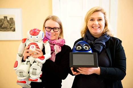Tutkija Aino Ahtinen pitää sylissään Elias-kielirobottia ja Smart Tampere Digiohjelman Projektipäällikkö Marika Korpinurmi Ovobot-matematiikkarobottia.