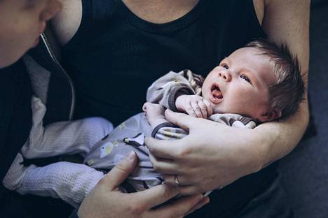 Isä synnytti vauvan ensi kertaa Suomessa – vauva-arki on sujunut hyvin -  Ihmiset - Aamulehti