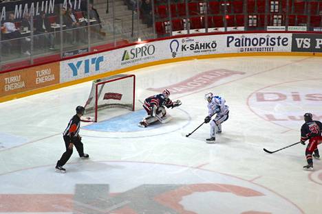 Miro-Pekka Saarelainen oli kaventaa pelin läpiajollaan, mutta Pohjanoksa venyi torjuntaan.