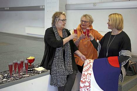 Virva Asp, Pirkko Laine ja Tiina Sammallahti iloitsevat entisten pankkitilojen saamisesta näyttelykäyttöön ja Keuruun Kesägalleriaan tulevasta Marimekko- ja nukkenäyttelystä.