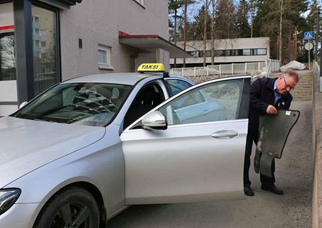 Taksinkuljettaja Seppo Saarinen siivosi ajoneuvoonsa perjantaina Keuruun taksikopilla. - Uuden lain mukaan 1.7. jälkeen taksien päivystysvelvollisuus päättyy, kertoo Arto Loijas