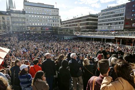 Tukholmassa väki kokoontui viime lauantaina Sergelin torille muistamaan edesmennyttä nuorta tähteä.