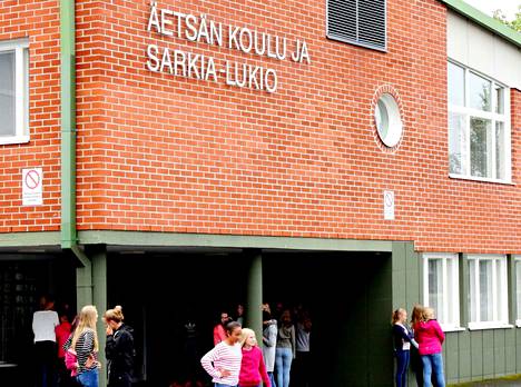 Kasvatusjohtaja Pekka Kares esittää, että Äetsän koulun väistötilat tulisivat nykyisen koulukiinteistön läheisyyteen vähintään viideksi vuodeksi.