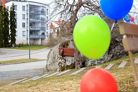 Valkeakosken vappu alkoi nyt: Juuso sai lätsän leppeässä kevätsäässä –  Viitisenkymmentä katsojaa todisti perinteen syntyä, katso video - Uutiset -  Valkeakosken Sanomat