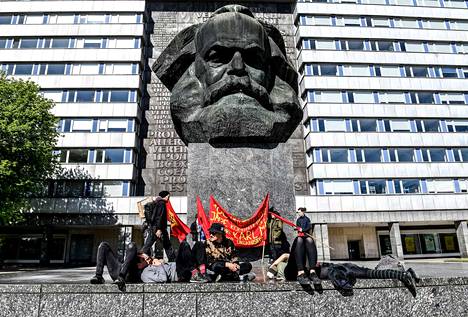 Vasemmistolaiset nuoret kokoontuivat vappupäivänä lepäämään "Päälle" eli Karl Marx -monumentille Chemnitzin teollisuuskaupungissa Saksassa. Seitsemän metriä korkea graniittiveistos on ukrainalaisen taiteilijan Lew Kerbelin käsialaa. Itäsaksalainen Chemnitz tunnettin vuosina 1953–1990 Karl-Marx-Stadtina.