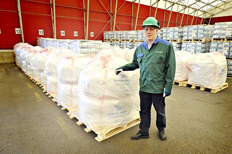 Norilsk Nickel Harjavallan toimitusjohtaja Joni Hautojärvi esitteli kobolttisäkkejä muutama vuosi sitten. Harjavallassa jalostetaan kobolttia.