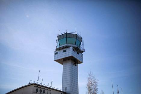 Tampere-Pirkkalan lentoaseman lennonjohtotornista ohjataan matkustajaliikennettä, puolustusvoimien lentoja sekä koulutuslentoja.