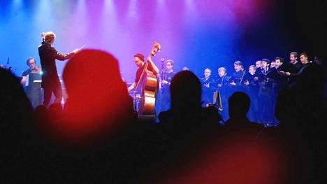 Suomalainen pelimusiikkiorkesteri Game Music Collective rikkoo rajoja tyyleissä ja esiintymisissään. Kiertueella orkesteria vahvistaa mieskuoro Euga.
