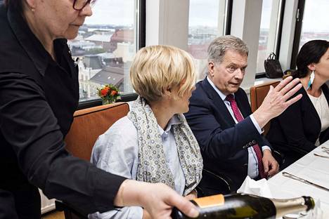 Presidentti Niinistö kertoi vauva-arjen sujumisesta: 