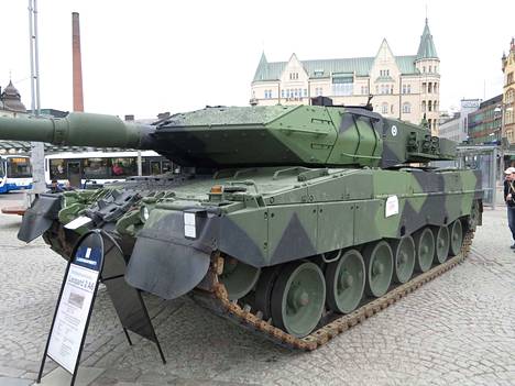 Suomen tuhoisin vaunu. Hollannista hankittu Leopard 2 A6, joita Suomessa on jo 80. Se painaa 60 tonnia ja ampuu läpi metrisen teräksen.