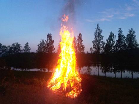 Juopumisellakin on juhannuksenvietossa pitkät perinteet - Kotimaa -  Satakunnan Kansa