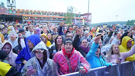 Himoksen juhannusbileet keräsi huikean yleisömäärän – Festareille mahtui 41  000 ihmistä ja lähes 30 esiintyjää - Kulttuuri - Aamulehti