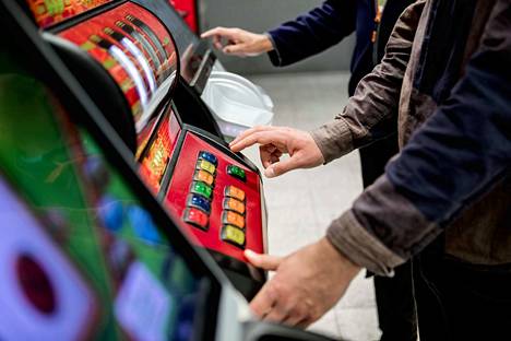 Rahapelaaminen on monelle ongelma. Norjassa rahapeliautomaatteja ei ole kaupoissa eikä kioskeissa.