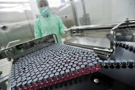 Työntekijä tarkistamassa tuotantolinjastoa Wuhanin biologisten tuotteiden instituutissa, joka veti markkinoilta vesikauhurokotteita myös vuonna 2010.